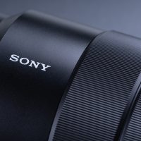 写作者阿正的工作头像，背景是堆满剪报资料的桌面